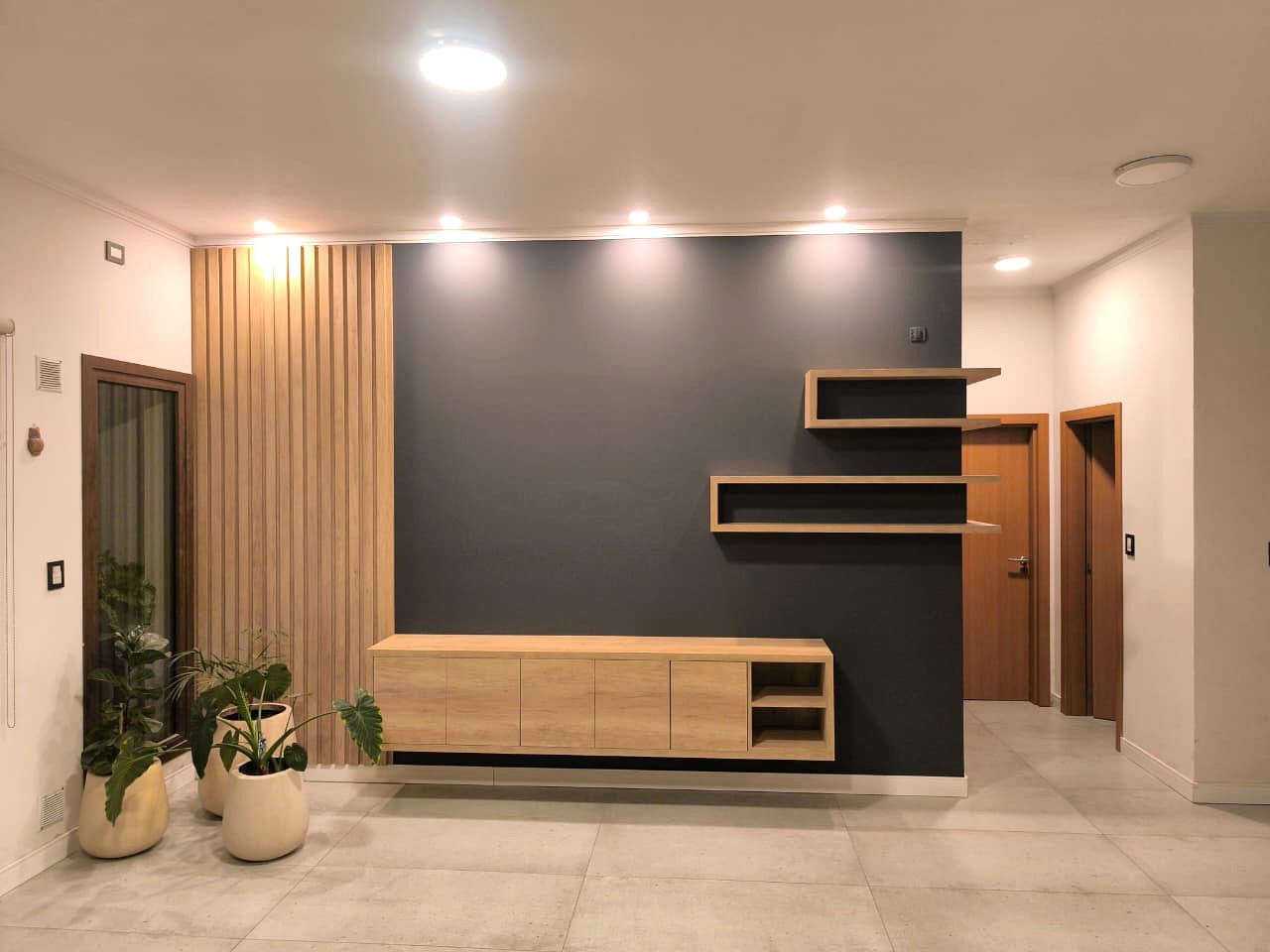 Living con panel de listones y mueble bajo suspendido
