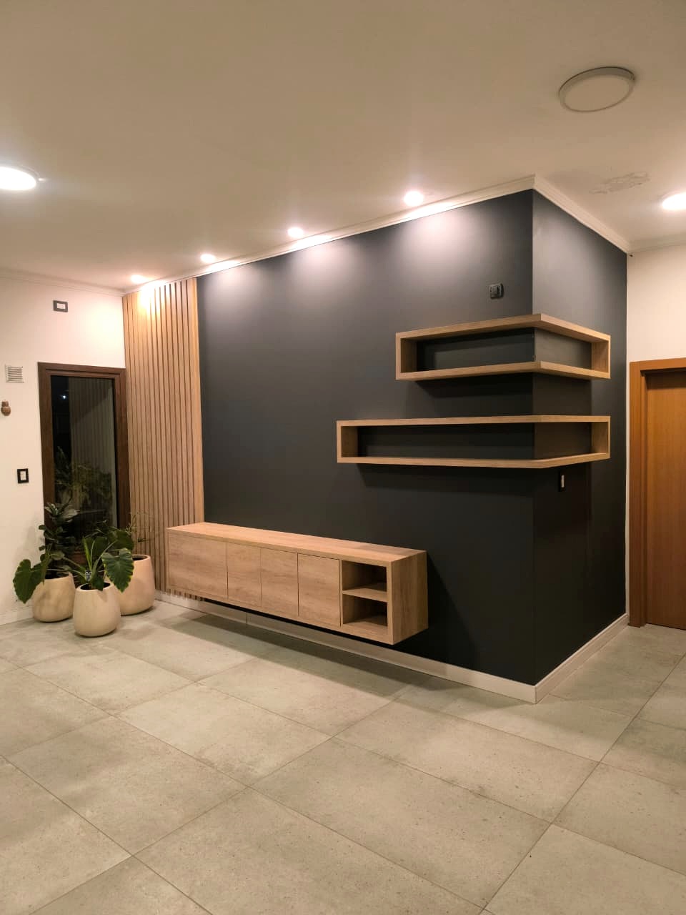 Estantes de madera en voladizo sobre panel oscuro