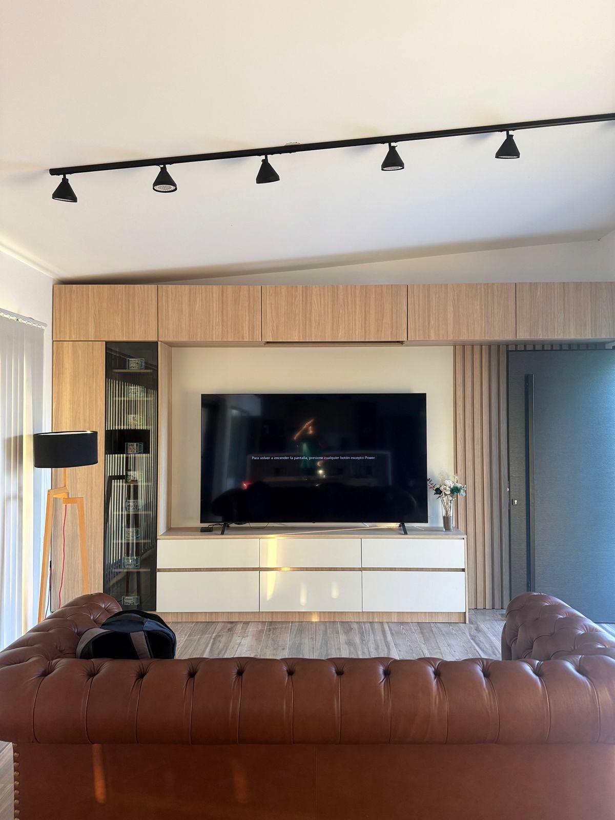 Mueble de living a medida con módulos altos y vitrina